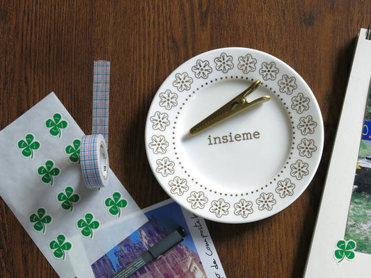 INSIEME - Piatto in porcellana con scritta in oro - Maravigghia for Sicily