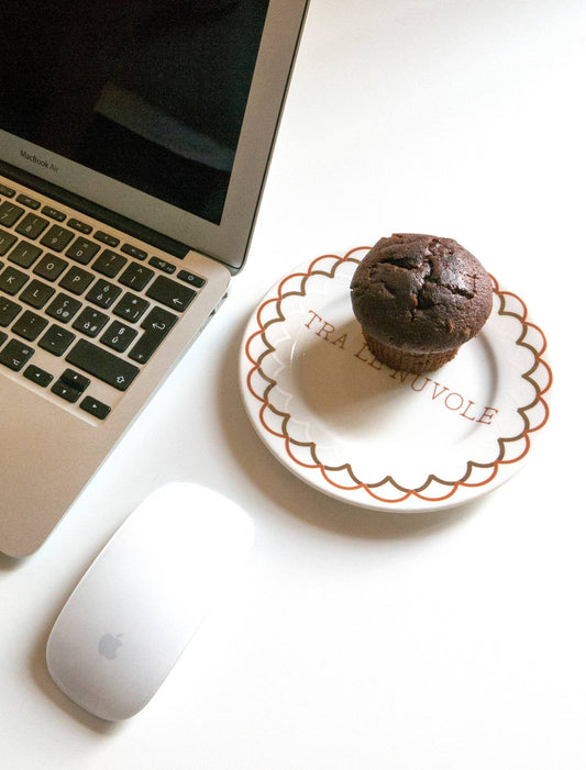 TRA LE NUVOLE - Piatto in porcellana con scritta - Maravigghia for Sicily