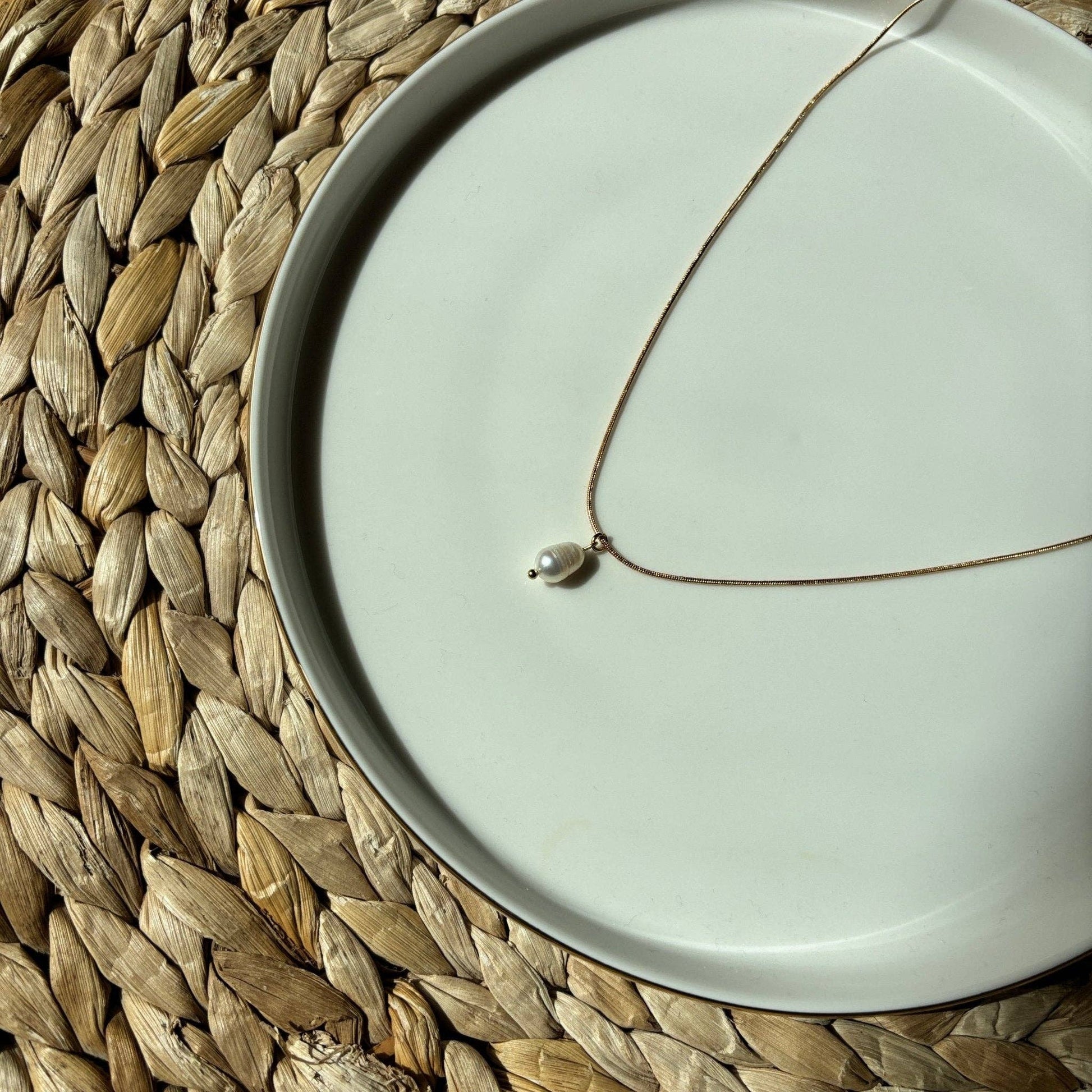 Collana serpente con perla di fiume - Maravigghia Sicily