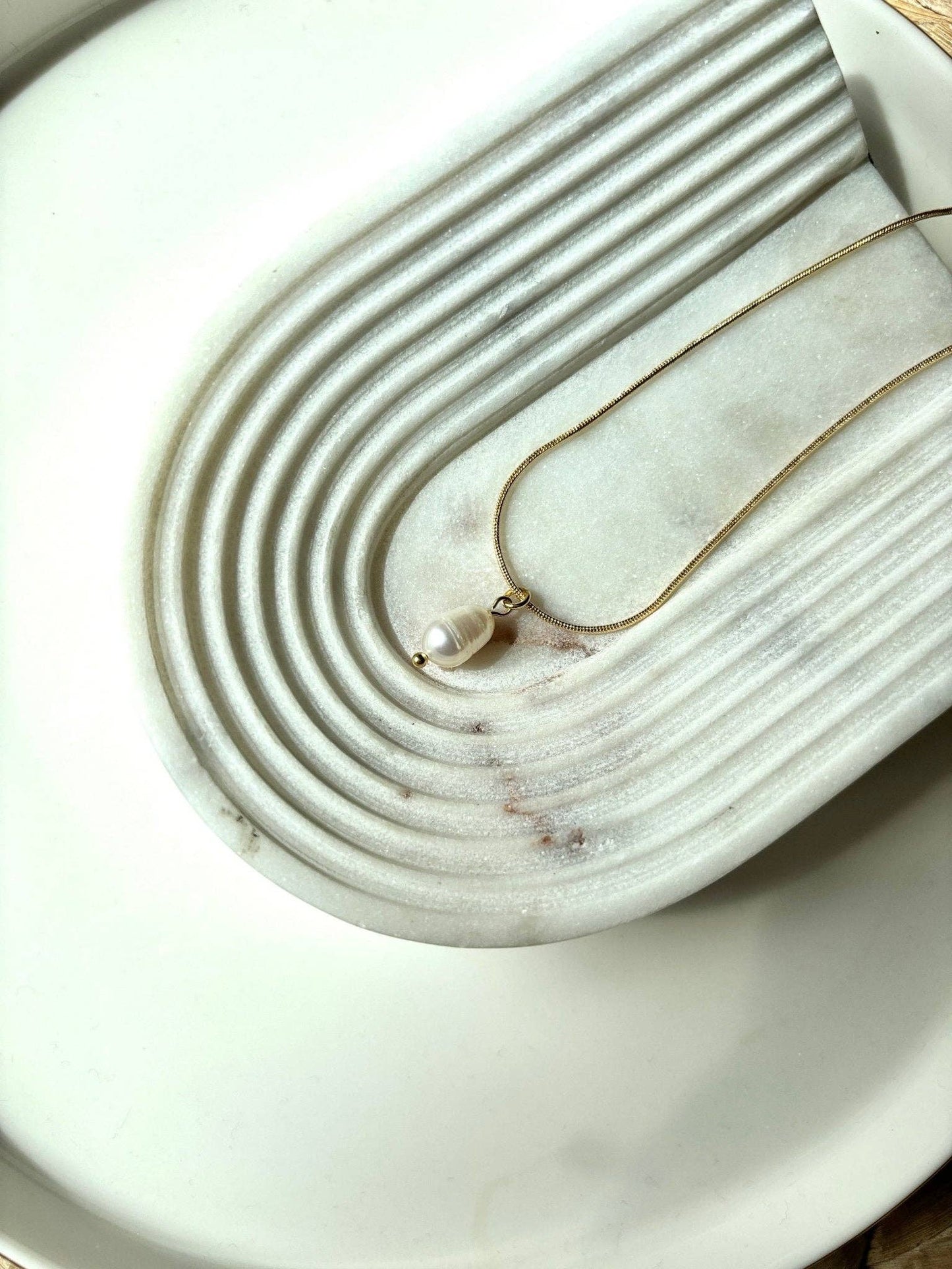 Collana serpente con perla di fiume - Maravigghia Sicily